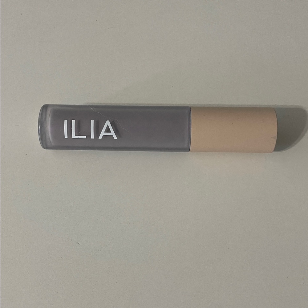 ILIA liquid powder eye tint  in Dove